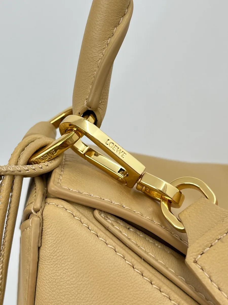 Золотистый карабин крепления плечевого ремня с гравировкой Loewe