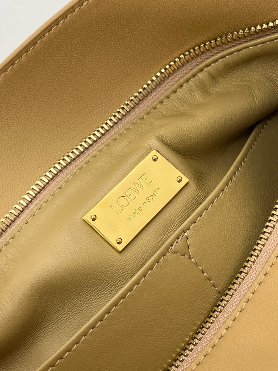 Внутренний карман с золотистой металлической пластиной с гравировкой бренда Loewe