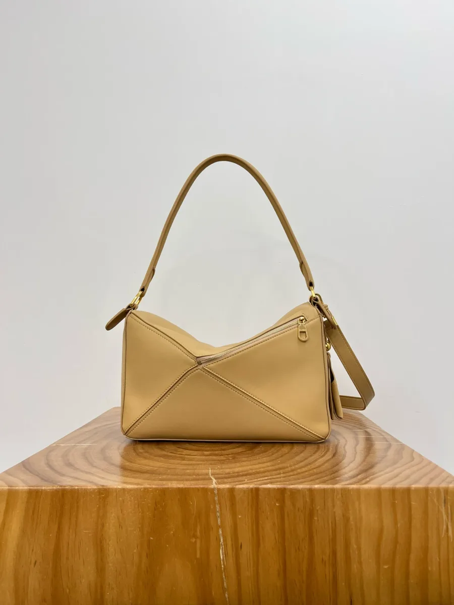 Светло-жёлтая сумка Loewe Puzzle Featherlight, вид спереди с поднятой ручкой