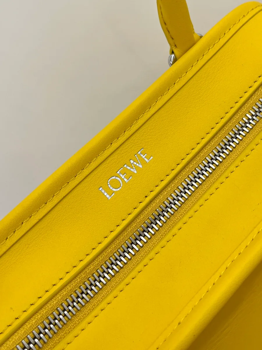 Металлическая серебристая молния и тиснение LOEWE на жёлтой коже