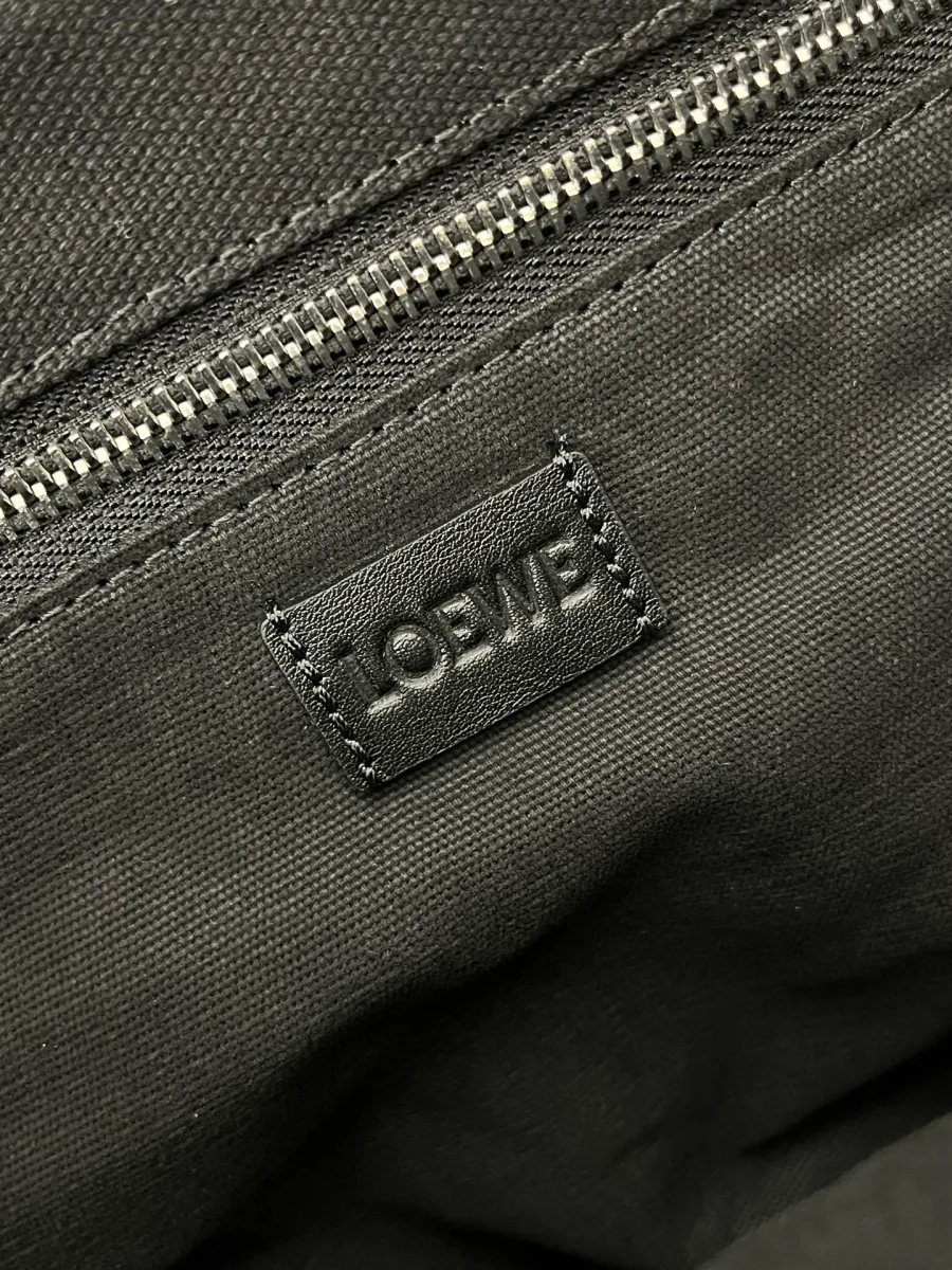 Кожаная нашивка с тиснёным логотипом Loewe на внутренней подкладке у молнии