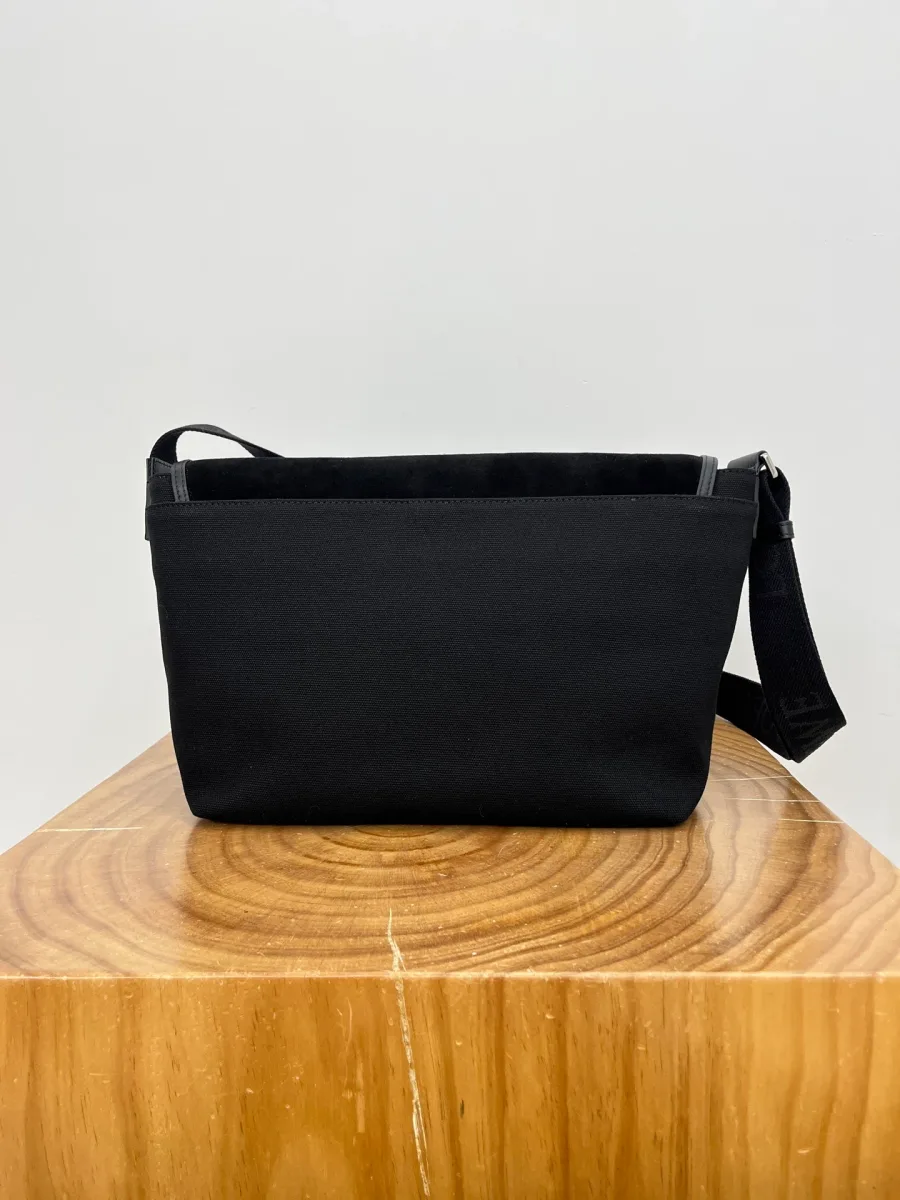 Задняя сторона чёрной сумки Loewe Flex из канваса с регулируемым плечевым ремнём