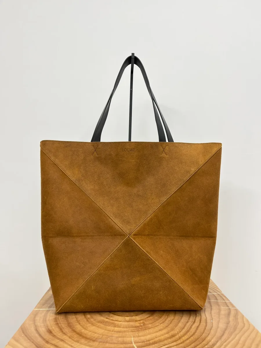 Сумка-тоут Loewe Puzzle Fold XL из коричневой замши, вид спереди