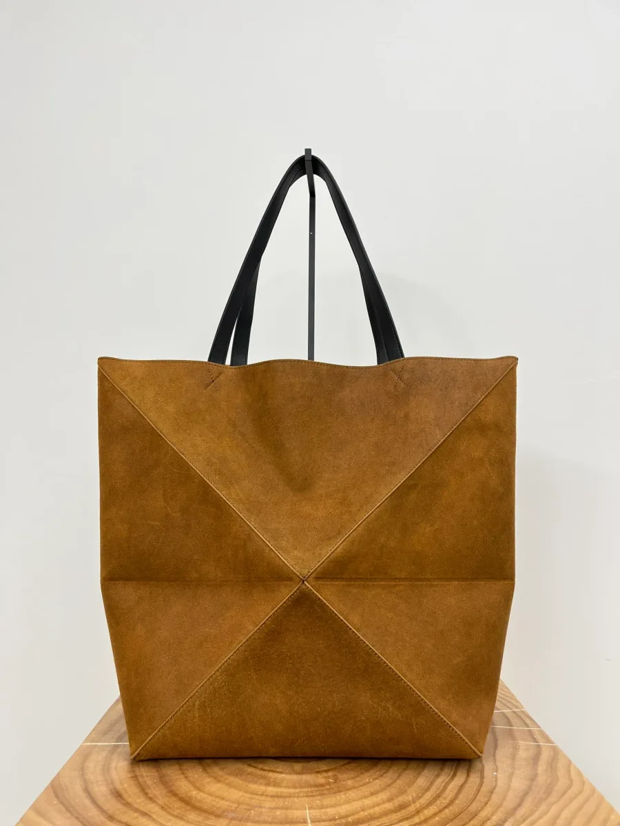 Коричневая сумка-тоут Loewe Puzzle Fold XL с чёрными ручками, вид спереди