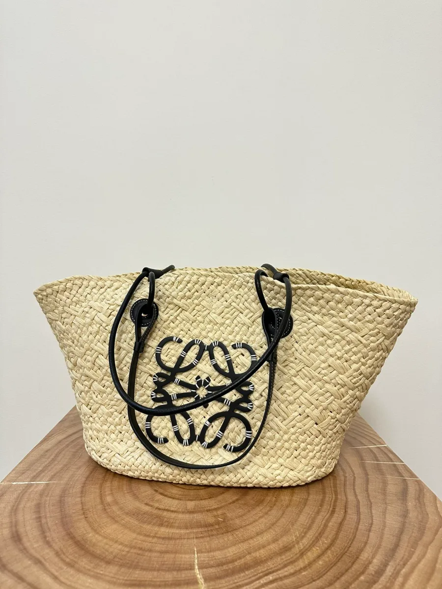 Бежевая плетёная сумка Loewe Anagram Basket с опущенными ручками, вид спереди