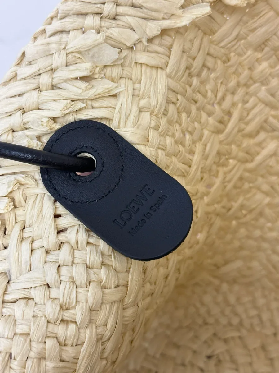 Внутреннее кожаное крепление ручки с тиснением Loewe Made in Spain