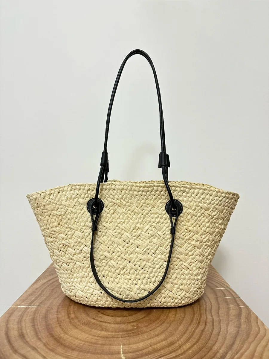 Плетёная сумка Loewe Anagram Basket с тонкими чёрными ручками, вид сзади