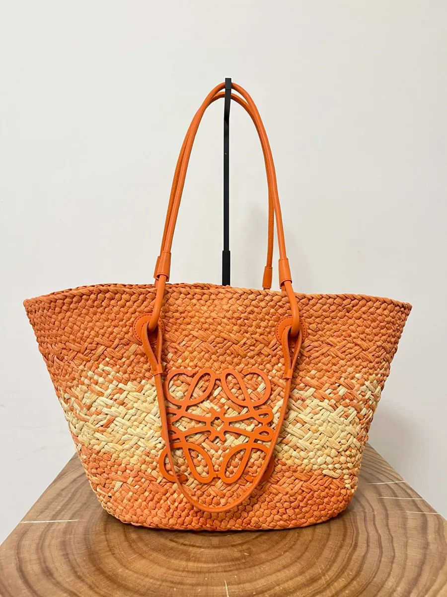Оранжевая сумка Loewe Anagram Basket с поднятыми кожаными ручками, вид спереди