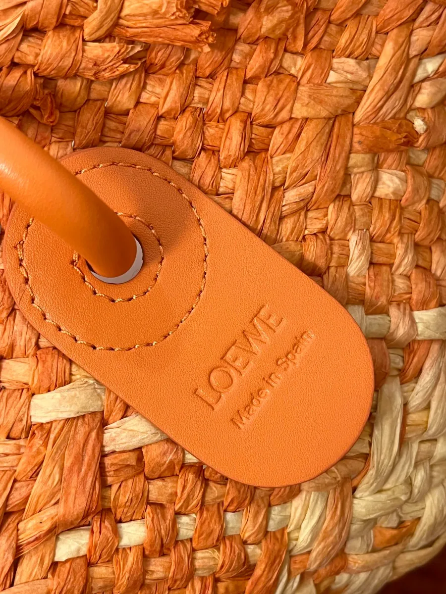 Внутренняя кожаная бирка с тиснением Loewe Made in Spain на креплении ручки