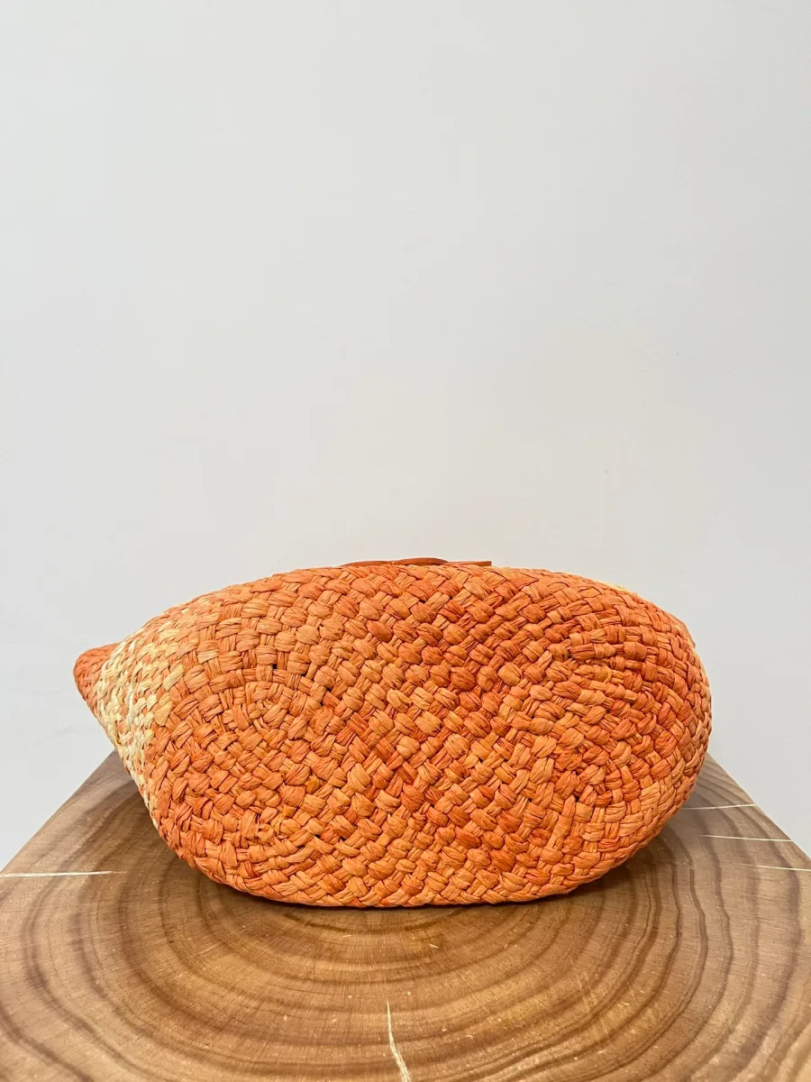 Плотное плетёное овальное дно оранжевой сумки Loewe Anagram Basket