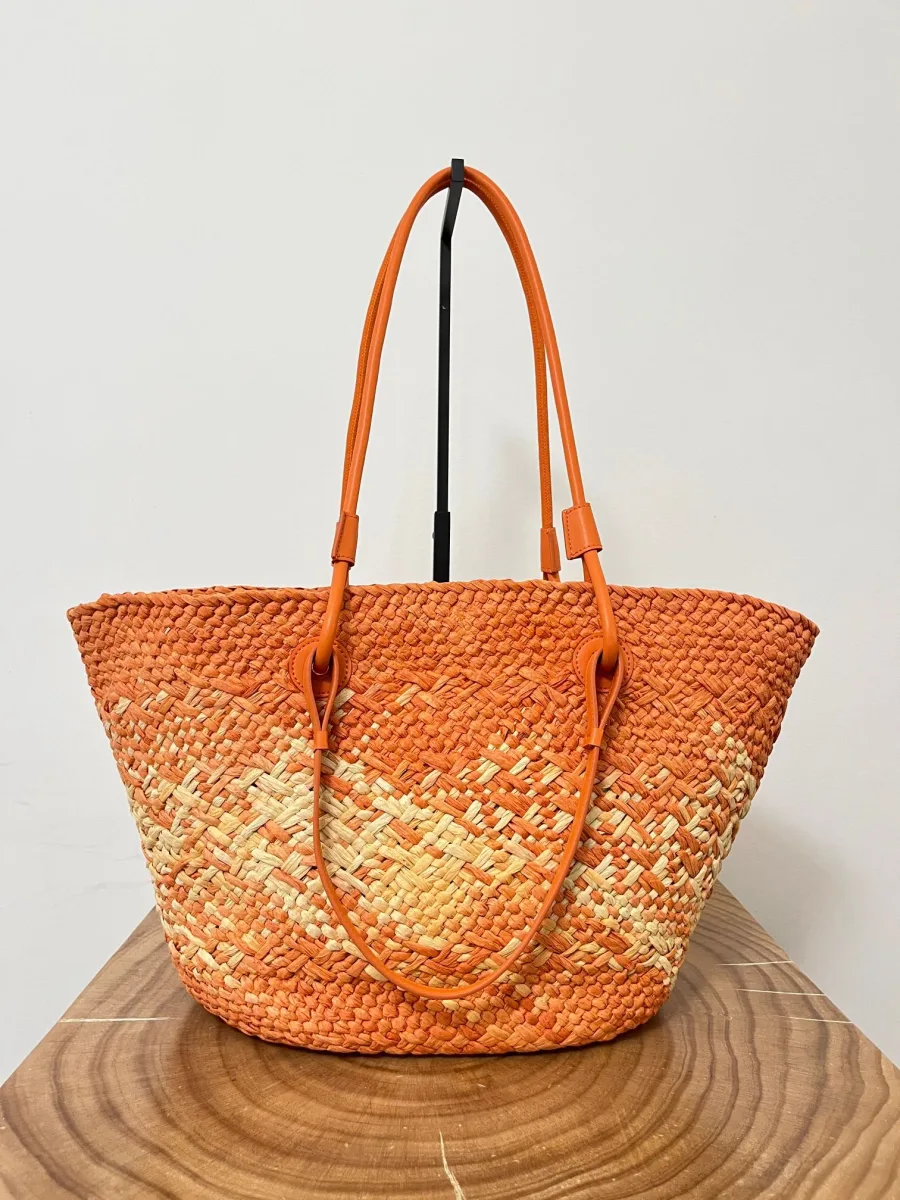 Оранжевая сумка-корзина Loewe Anagram с кожаными ручками, вид сзади