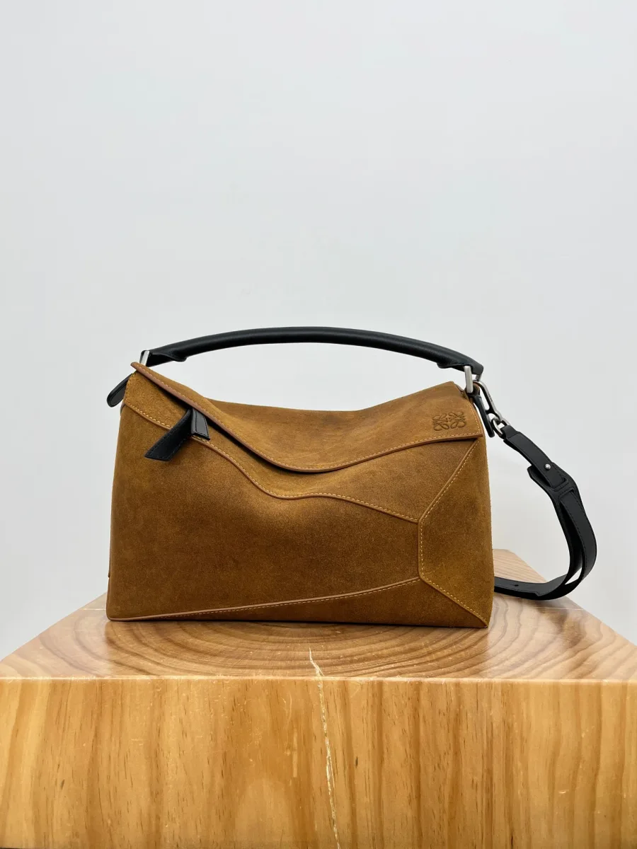Коричневая замшевая сумка Loewe Puzzle Large с черной верхней ручкой, вид спереди