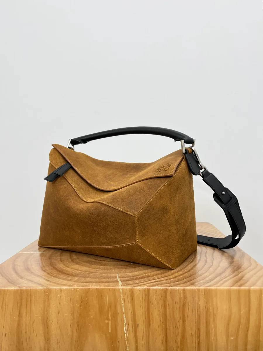 Сумка Loewe Puzzle из коричневой замши с черными кожаными элементами, ракурс три четверти