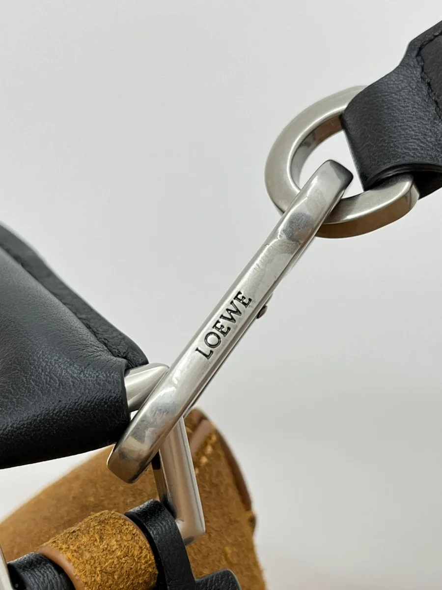 Серебристый карабин плечевого ремня с гравировкой Loewe и черная кожаная ручка