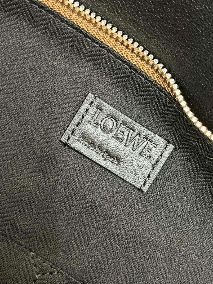 Кожаная нашивка с тиснением Loewe Made in Spain на текстильной подкладке с шевронным узором