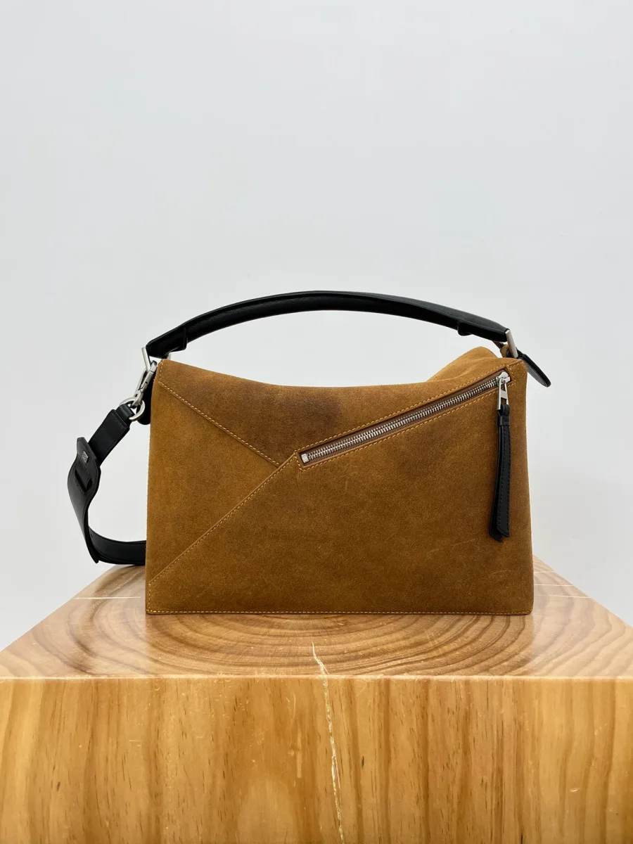 Задняя сторона замшевой сумки Loewe Puzzle Large с горизонтальным карманом на молнии