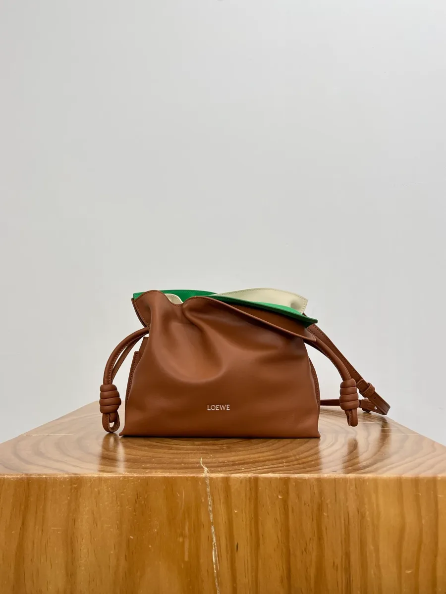Коричневая сумка Loewe Flamenco с контрастным верхом, вид спереди
