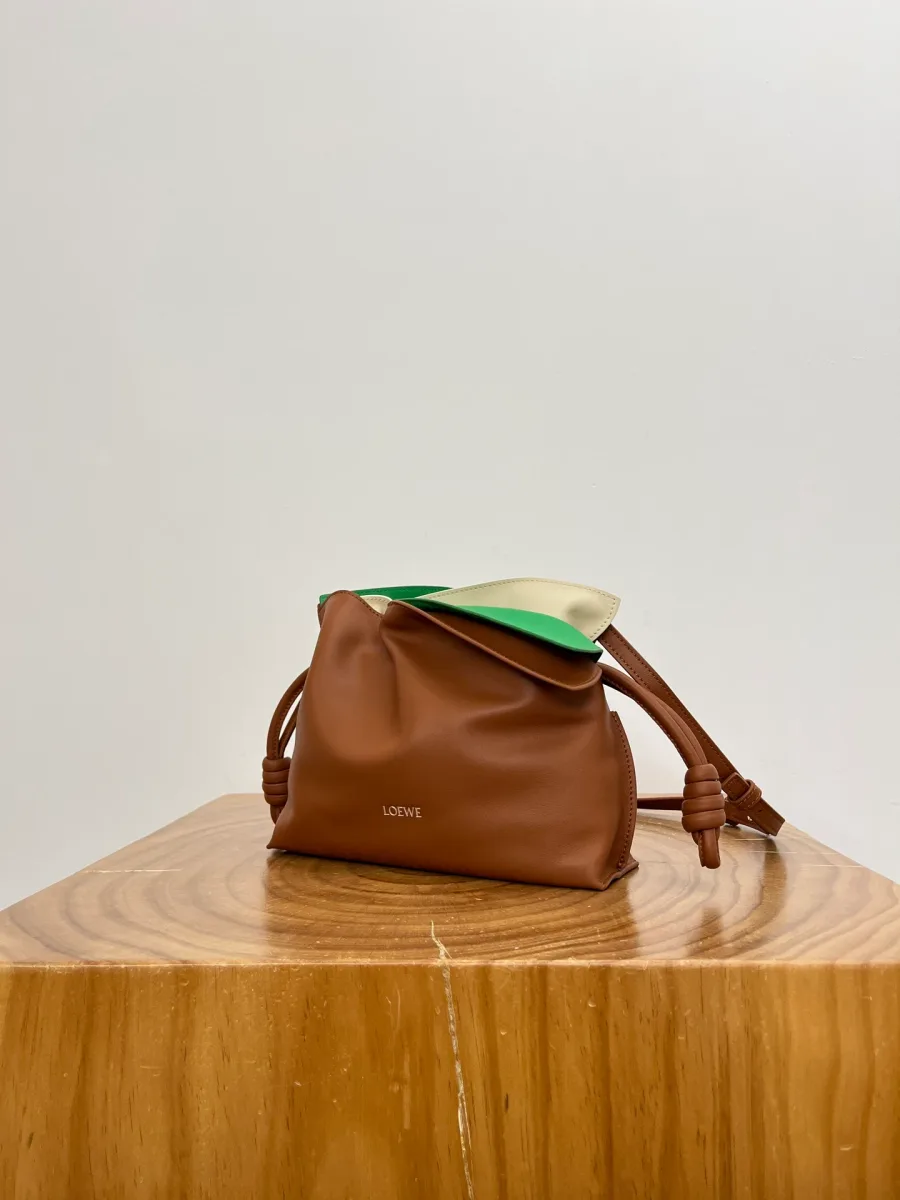 Кожаная сумка Loewe Flamenco в коричневом цвете, ракурс три четверти