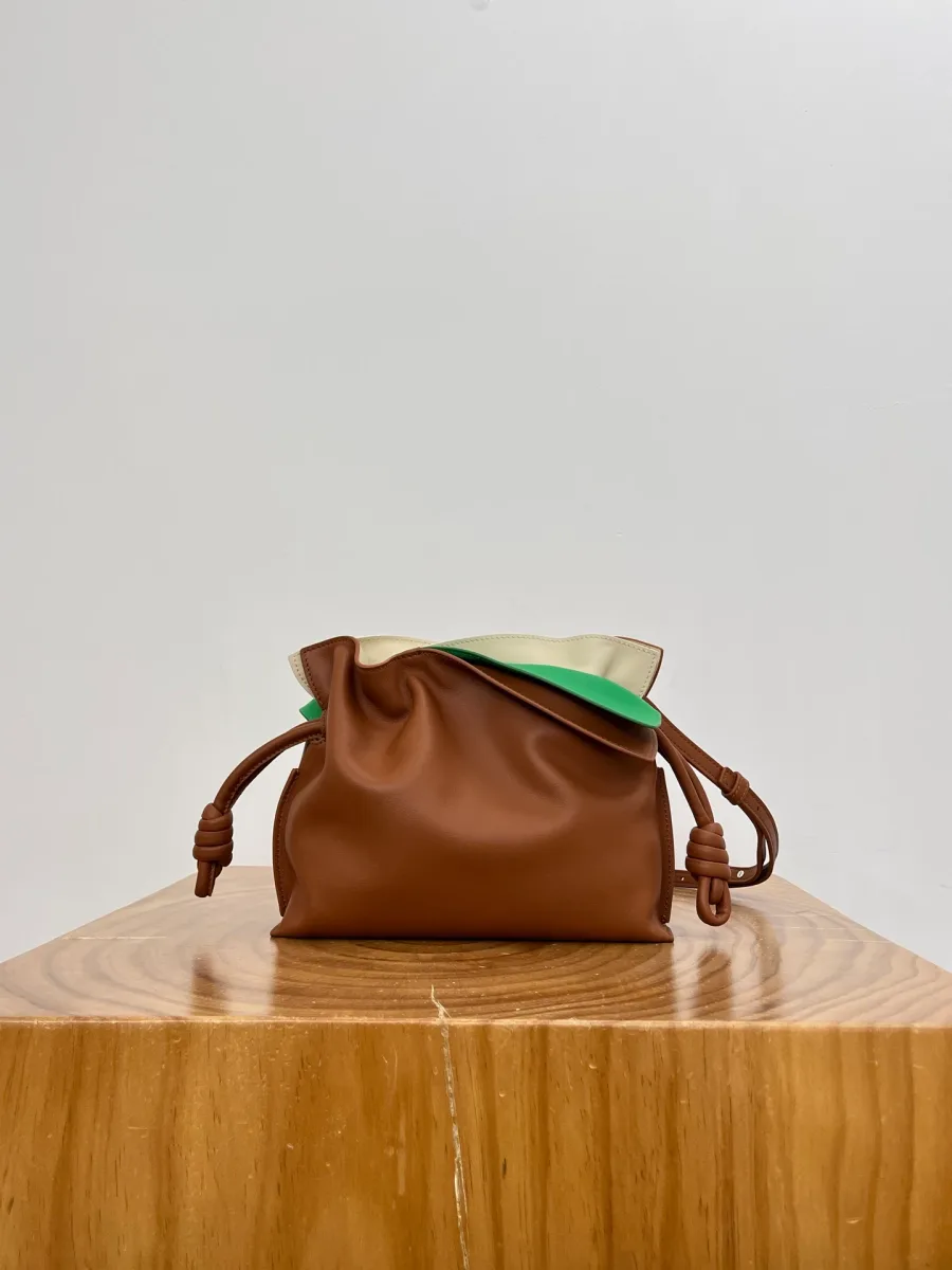 Сумка Loewe Flamenco с боковыми шнурами-узлами на светлом фоне