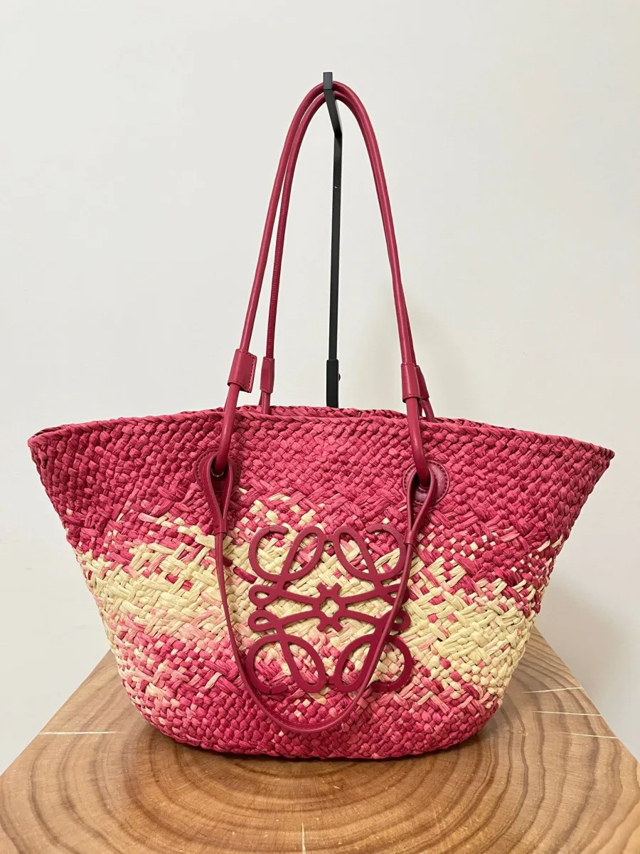 Плетёная сумка Loewe Anagram Basket с кожаными ручками, фронтальный вид
