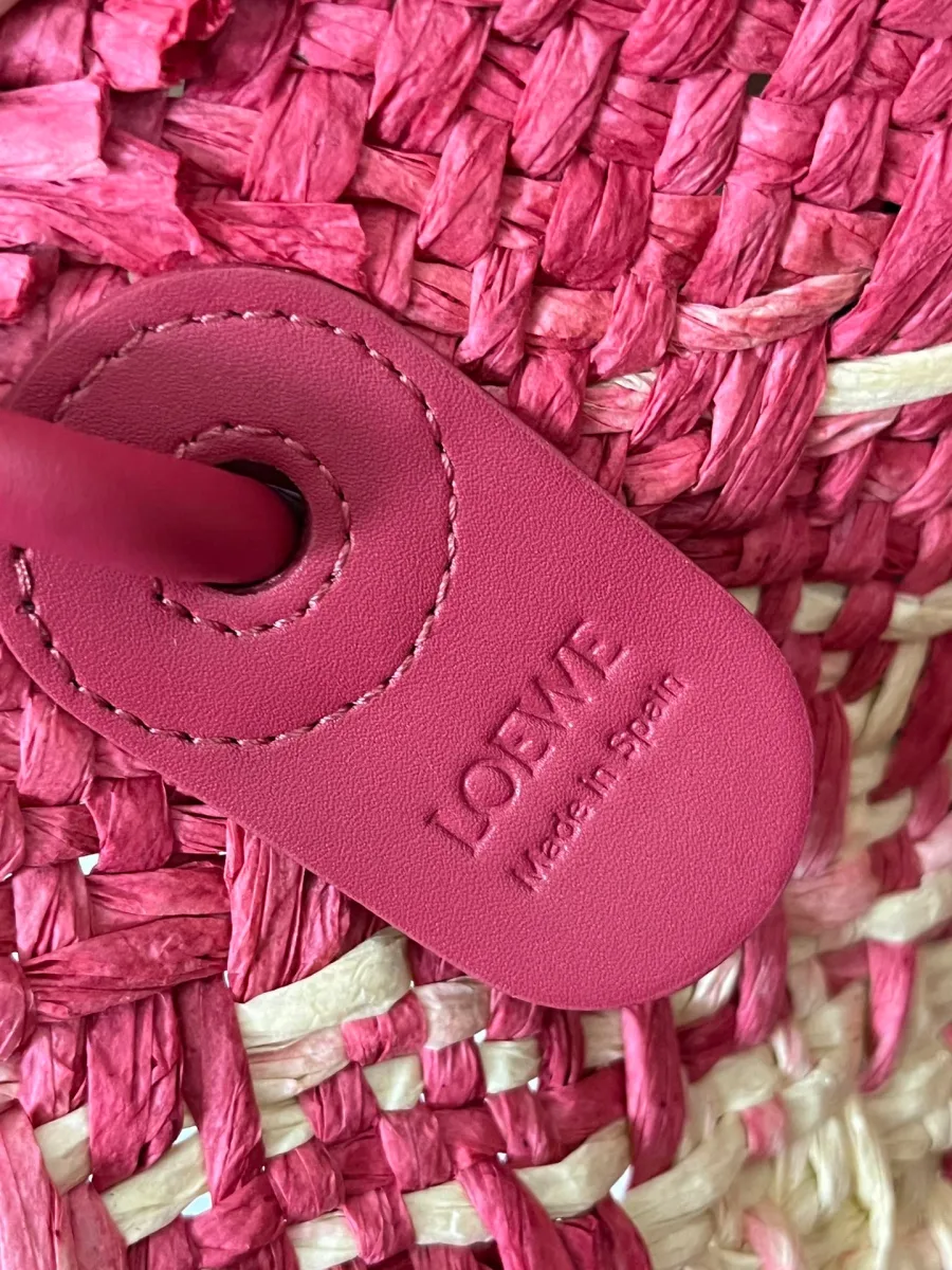 Кожаная нашивка с тиснением Loewe Made in Spain у основания ручки