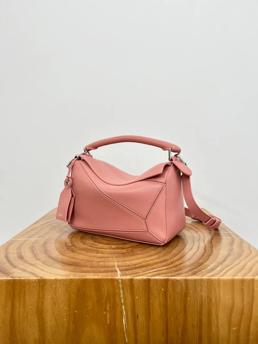 Розовая кожаная сумка Loewe Puzzle со съёмным плечевым ремнём, ракурс три четверти
