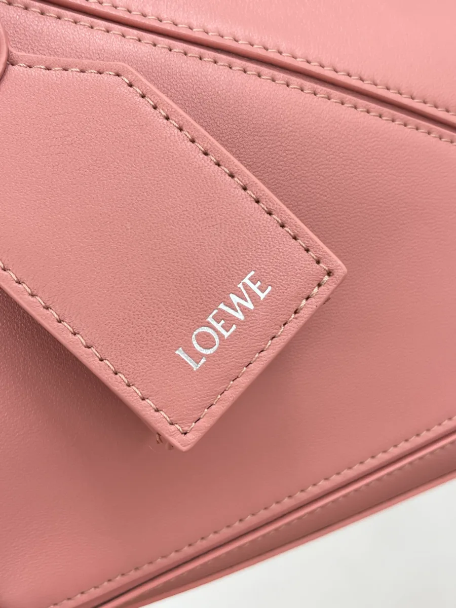 Кожаный ярлык с тиснёной надписью Loewe розового цвета, крупный план отделки