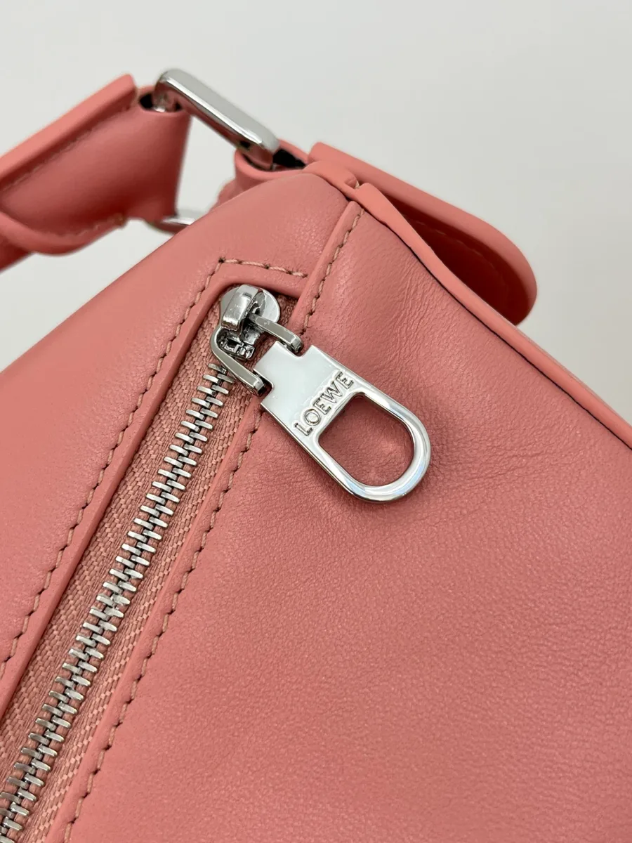 Серебристая молния и бегунок заднего кармана сумки Loewe Puzzle, макросъёмка