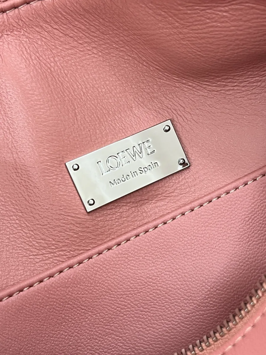 Металлическая пластина с гравировкой Loewe Made in Spain на розовой коже