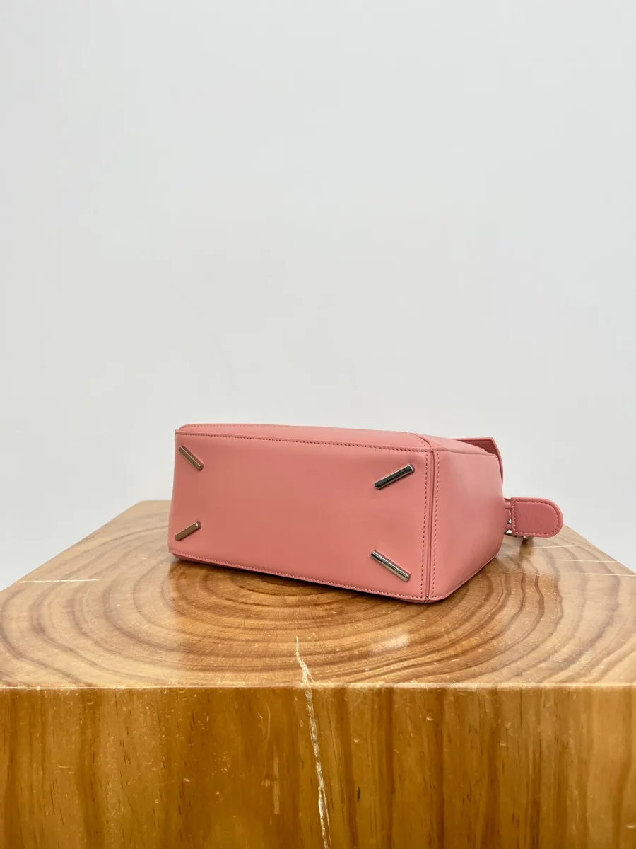 Дно розовой сумки Loewe Puzzle с четырьмя защитными металлическими ножками