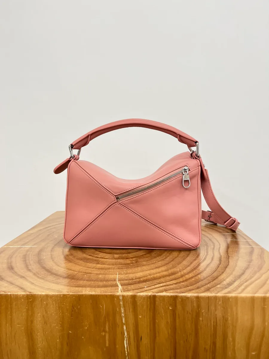 Задняя сторона розовой сумки Loewe Puzzle Small с диагональным швом и карманом на молнии