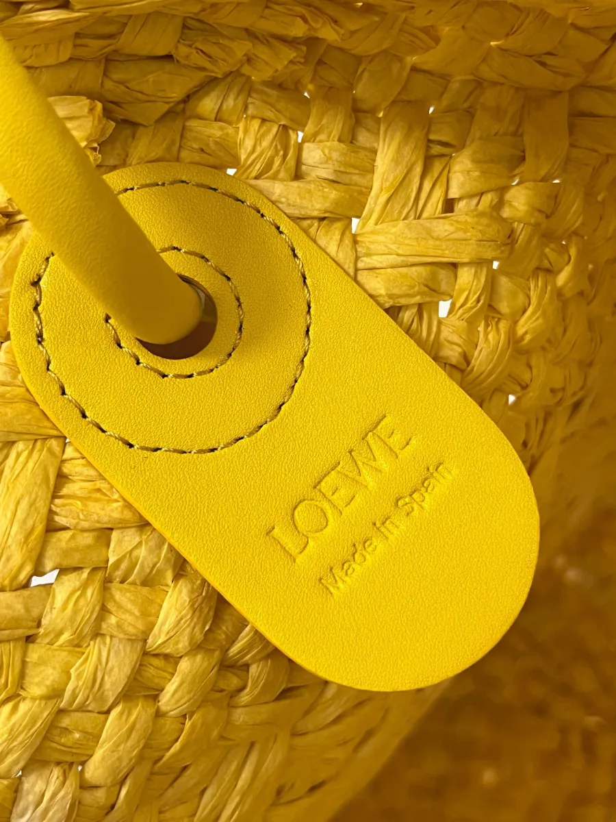 Внутренняя кожаная планка с тиснёным логотипом Loewe и надписью Made in Spain