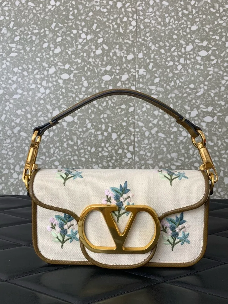 Сумка Valentino Locò из бежевого канваса с вышивкой и золотистым логотипом VLogo, вид спереди