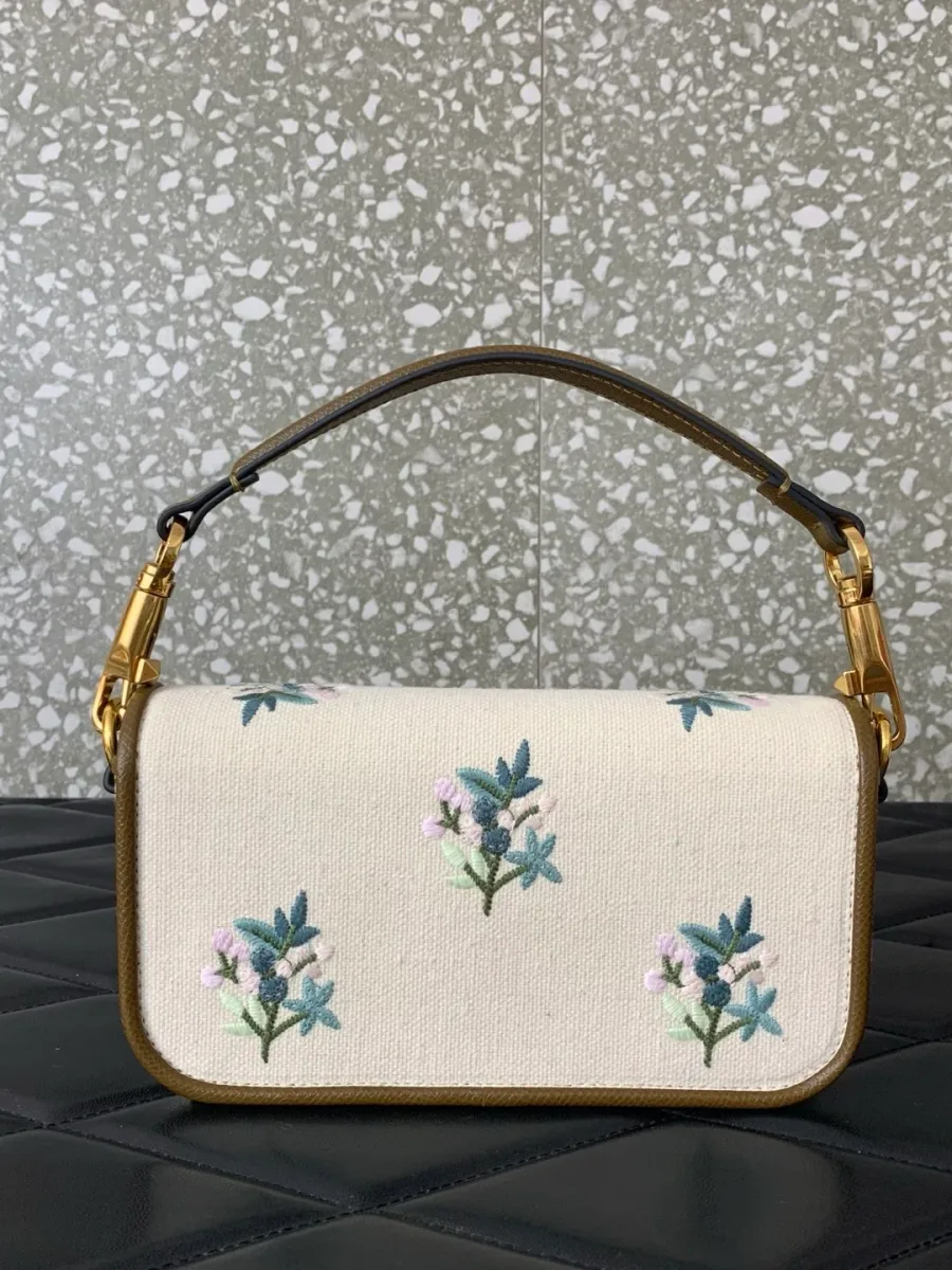 Задняя сторона сумки Valentino Locò из бежевого канваса с вышитыми цветочными мотивами