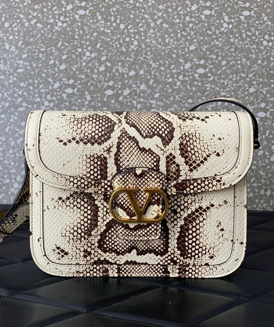 Сумка Valentino Garavani с фактурным змеиным узором и пряжкой VLogo, вид спереди