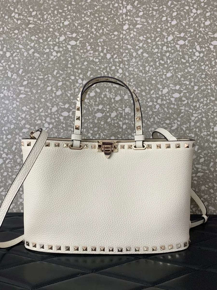 Белая сумка Valentino Rockstud из зернистой кожи, вид спереди с ручками и ремнем