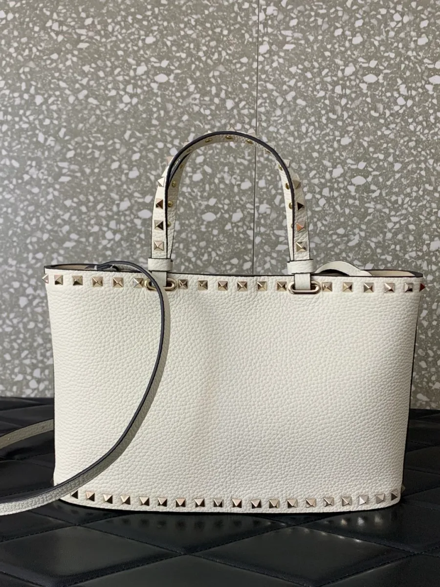 Сумка Valentino Rockstud из зернистой кожи белого цвета, вид сзади с отделкой шипами