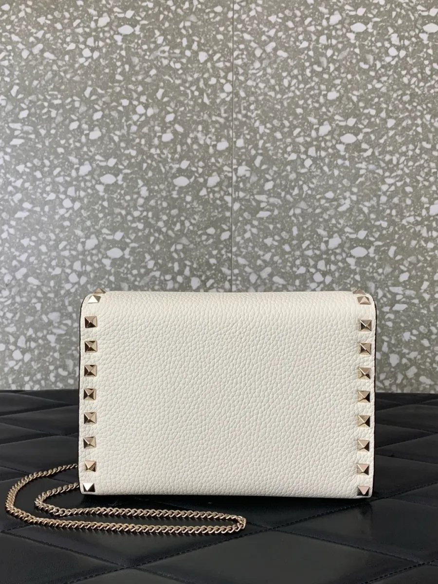 Белая кожаная сумка Rockstud с отделкой заклепками по краям, вид сзади