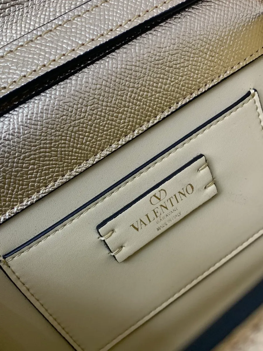 Внутренний кожаный карман с фирменным тиснением Valentino