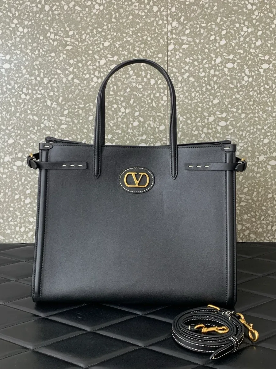 Чёрная кожаная сумка-тоут Valentino Antibes с двумя ручками, вид спереди