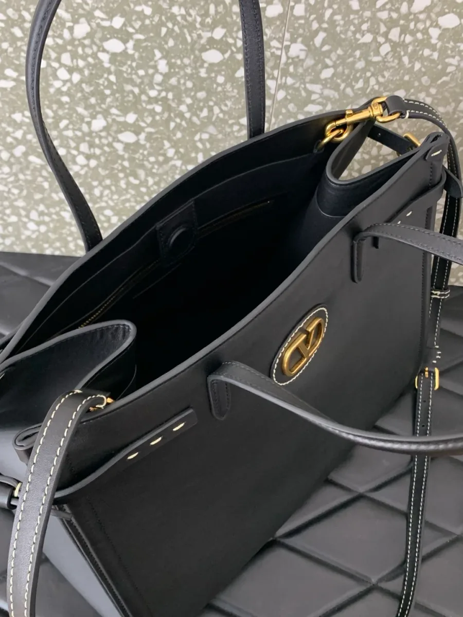 Внутреннее пространство сумки-тоут Valentino Antibes, вид сверху