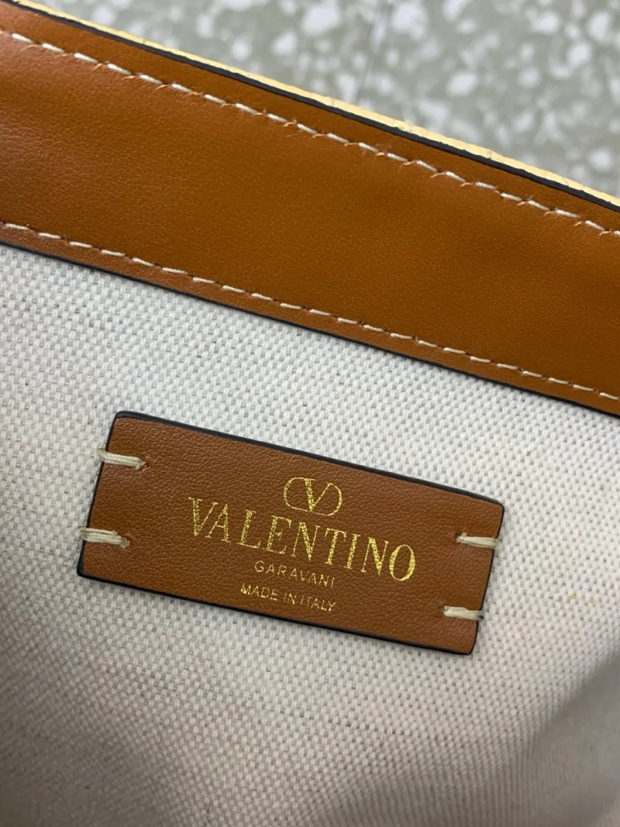 Кожаная бирка с золотистым тиснением Valentino Garavani на внутренней подкладке