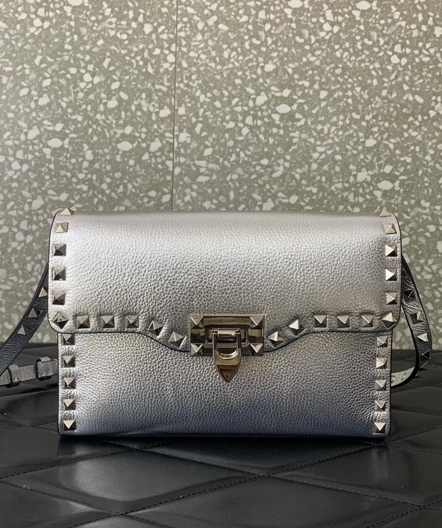Серебристая сумка Rockstud, вид спереди с клапаном, замком и шипами