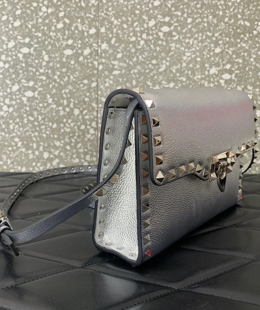 Серебристая сумка Rockstud, вид сбоку и сверху с окантовкой из шипов