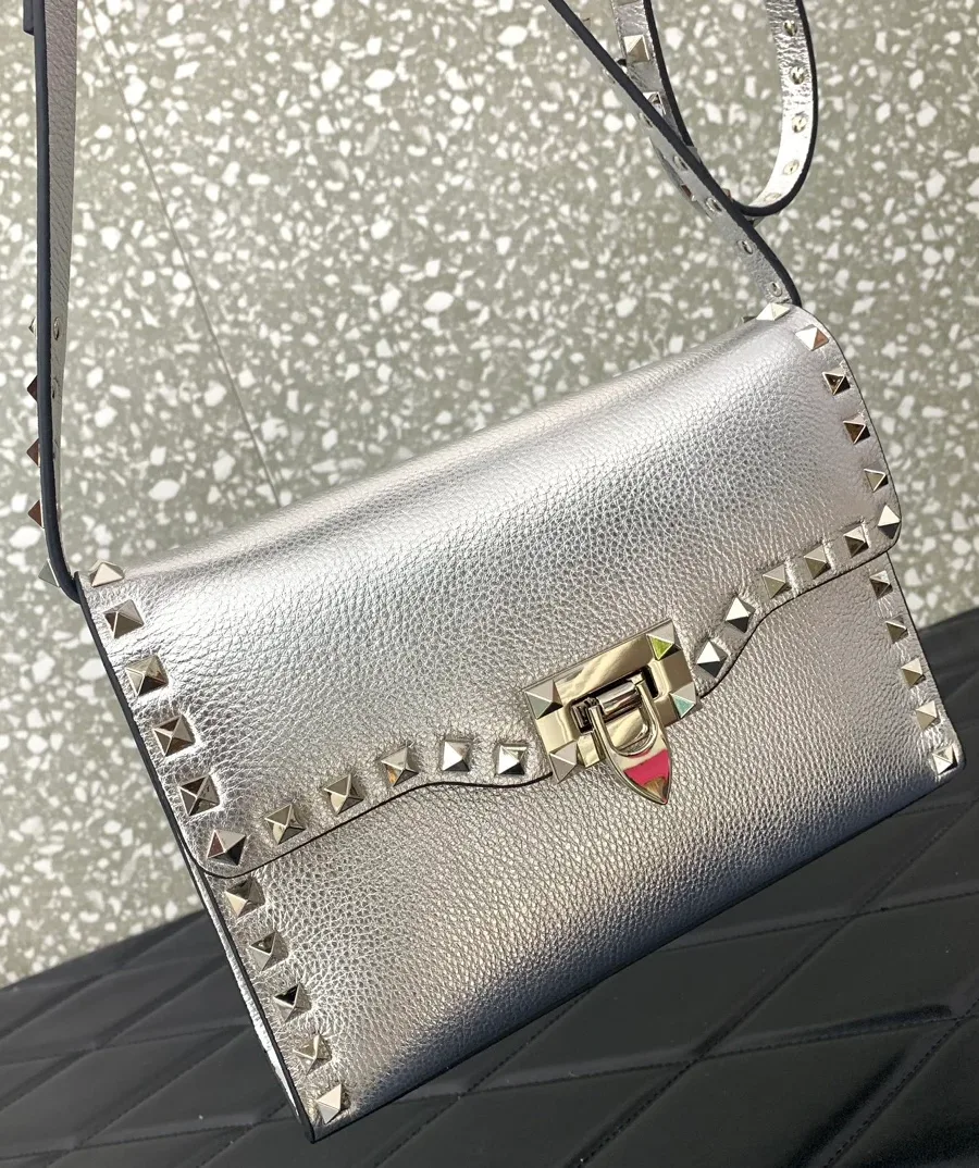 Серебристая сумка Rockstud на плечевом ремне, ракурс в три четверти