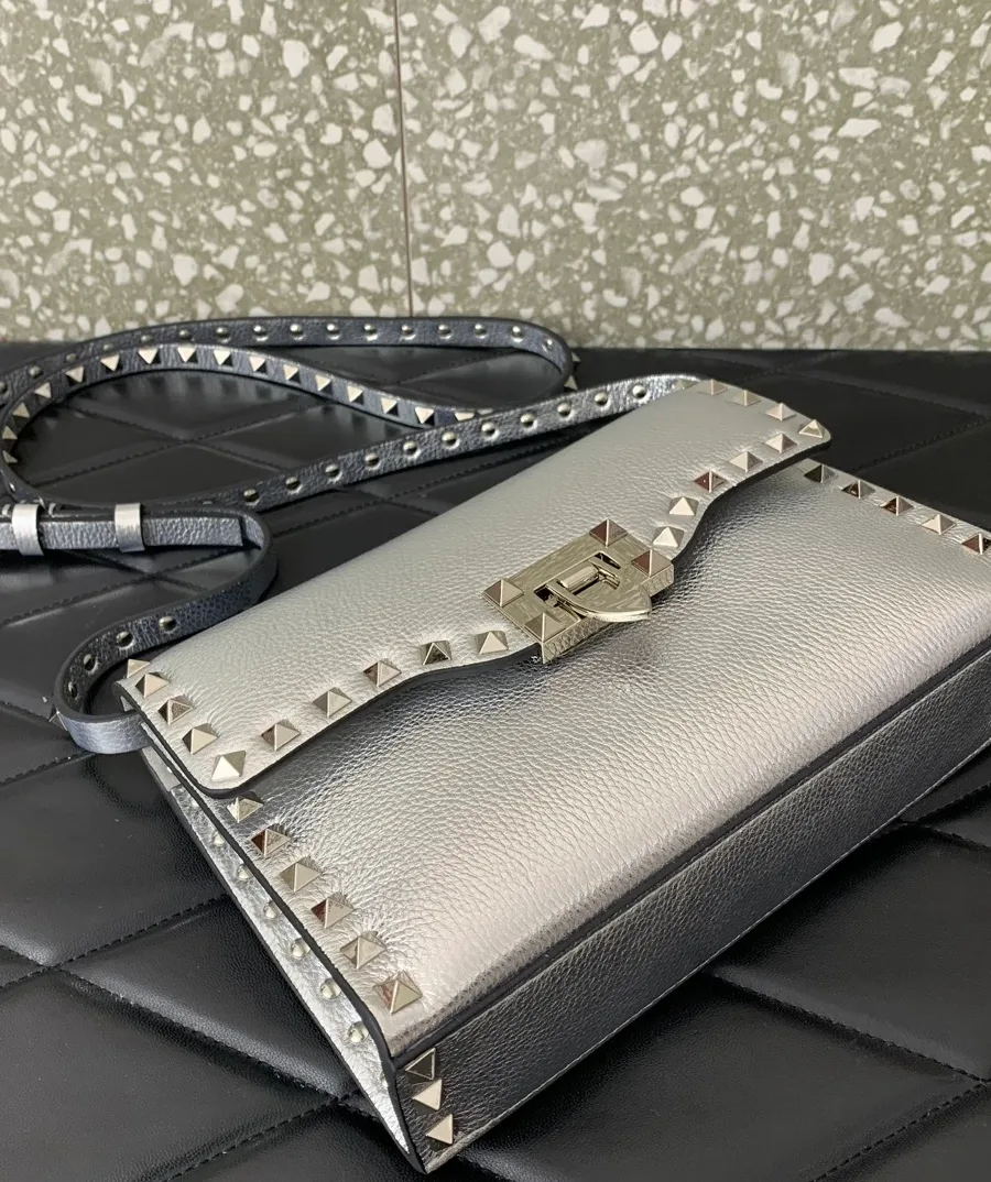 Серебристая сумка Rockstud с разложенным шипованным ремнём, вид сверху