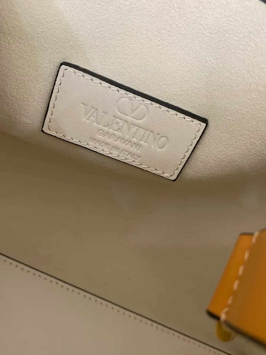 Кожаная нашивка с тисненым логотипом Valentino Garavani внутри сумки