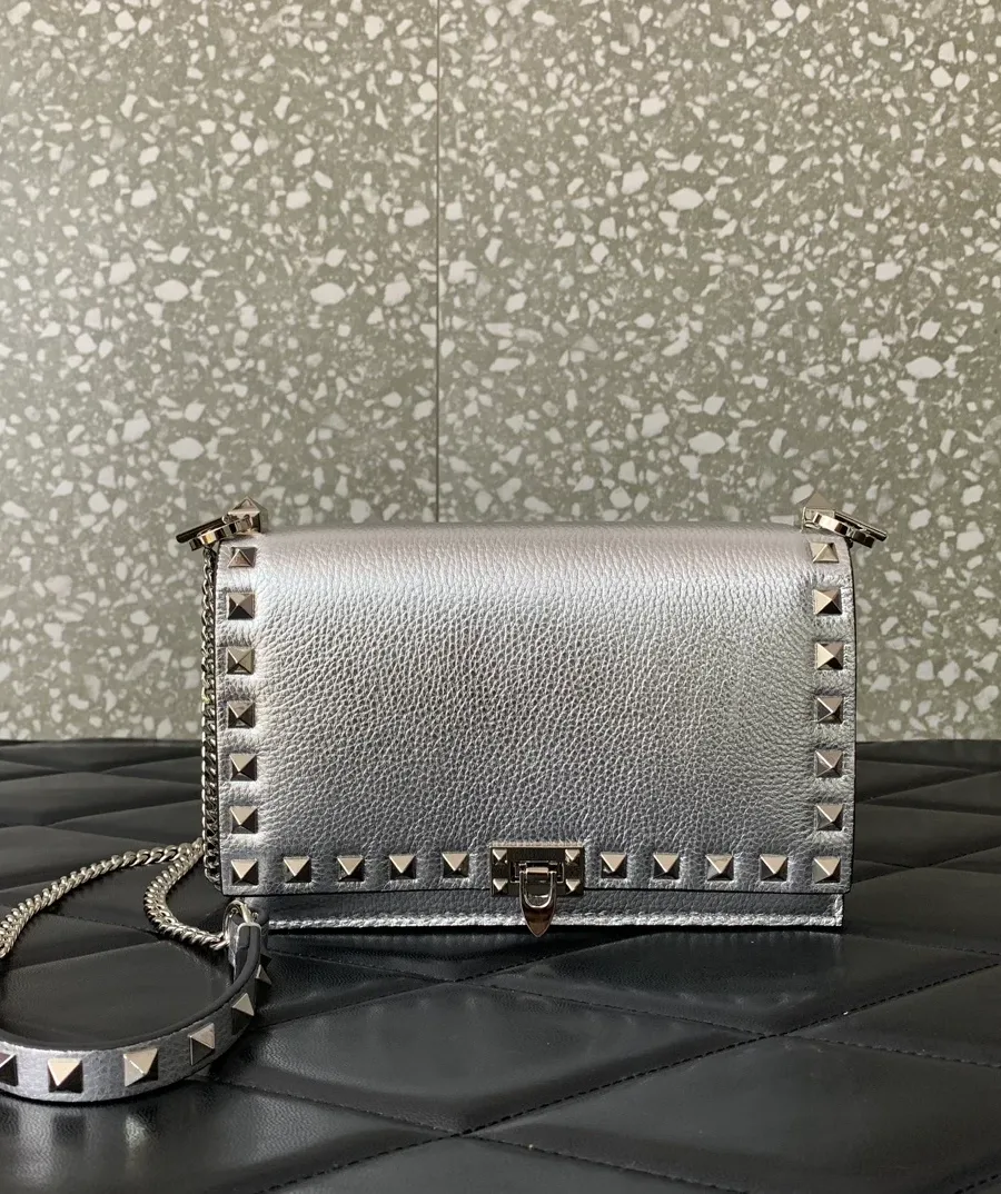 Серебристая сумка с шипами Rockstud и цепочкой, вид спереди
