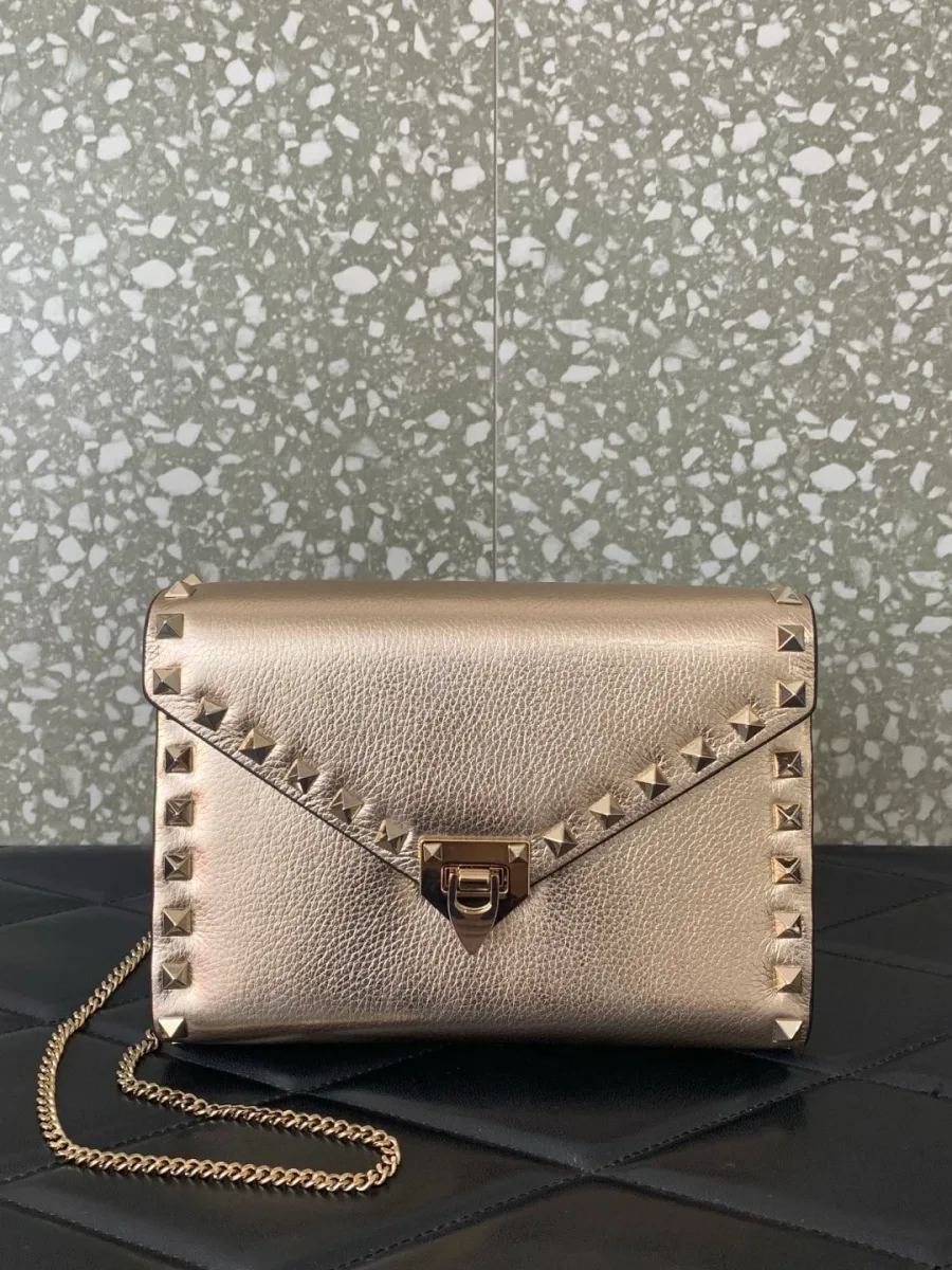 Золотистая сумка Rockstud с шипами на клапане, вид спереди