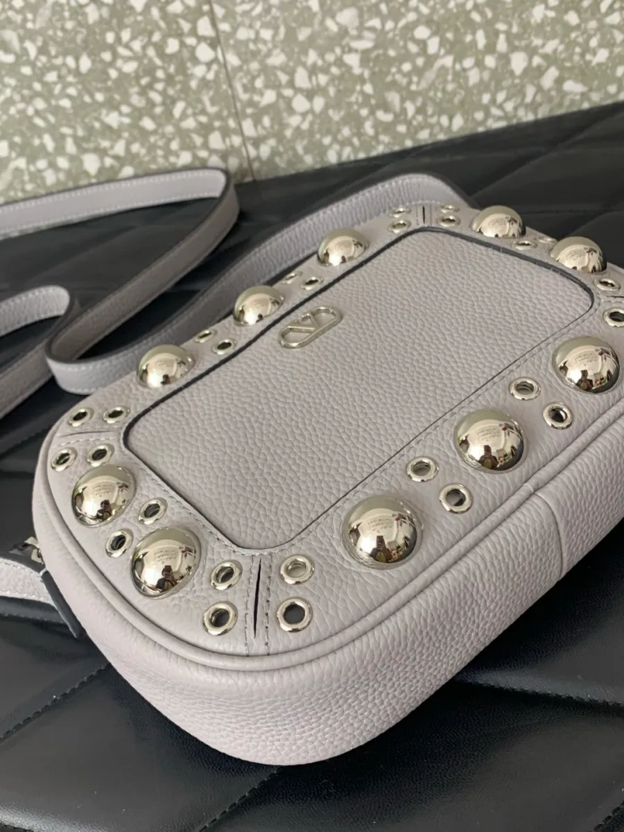 Серая кожаная сумка Valentino Nellcote, ракурс три четверти